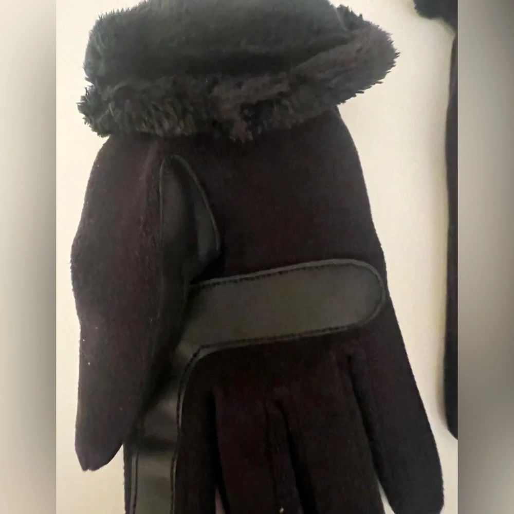 ISOTONER WOMEN’S STRETCH FLEECE GLOVES W/MICROLUXE LINING  SIZE SMALL. BLACK